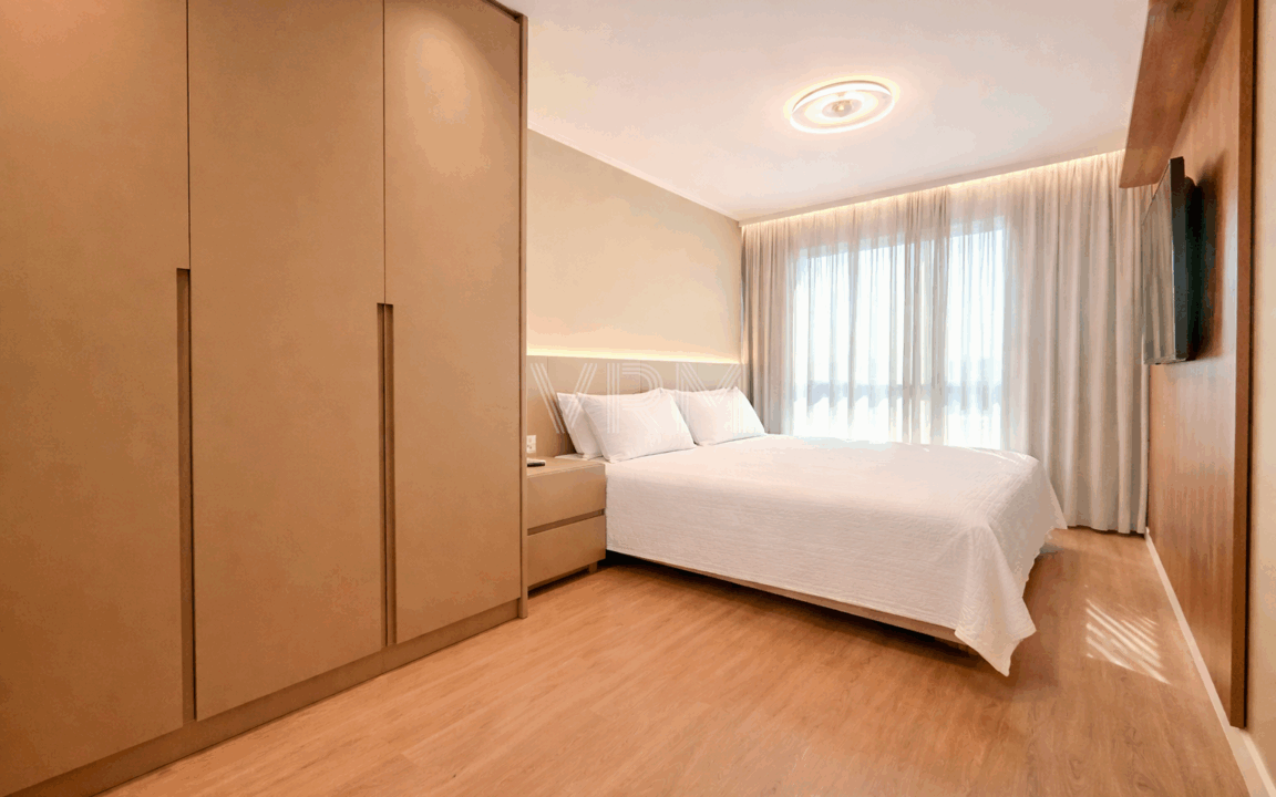 Quarto minimalista com cama branca