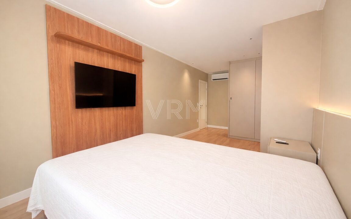 Quarto moderno com parede de madeira (2) (1)